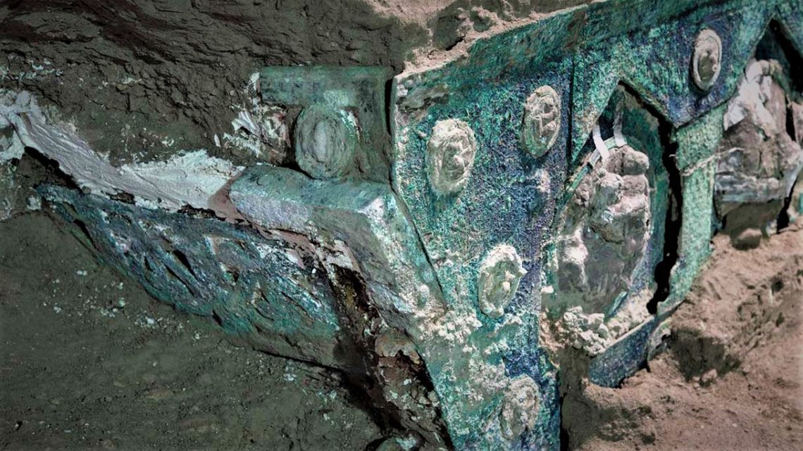 𝐑𝐢𝐭𝐫𝐨𝐯𝐚𝐭𝐨 𝐚 𝐏𝐨𝐦𝐩𝐞𝐢 𝐮𝐧 𝐜𝐚𝐫𝐫𝐨 𝐮𝐧𝐢𝐜𝐨 𝐧𝐞𝐠𝐥𝐢 𝐬𝐜𝐚𝐯𝐢 𝐝𝐞𝐥𝐥𝐚 𝐯𝐢𝐥𝐥𝐚 𝐝𝐢 𝐂𝐢𝐯𝐢𝐭𝐚 𝐆𝐢𝐮𝐥𝐢𝐚𝐧𝐚, 𝐨𝐥𝐭𝐫𝐞 𝐥𝐞 𝐦𝐮𝐫𝐚 𝐝𝐞𝐥𝐥𝐚 𝐜𝐢𝐭𝐭𝐚̀ 𝐚𝐧𝐭𝐢𝐜𝐚