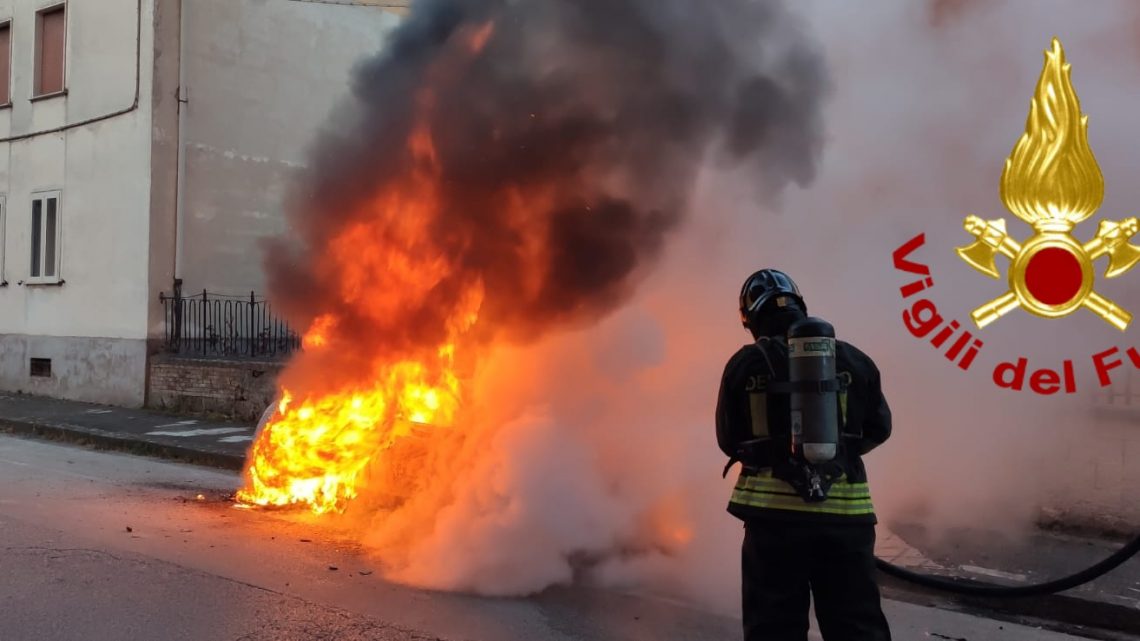 Autovettura in fiamme ad Altavilla Irpinia