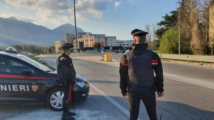 Avellino, controllo dei Carabinieri a Contrada Santorelli: sequestrata auto con targa falsa e segnalato un giovane per uso di droga