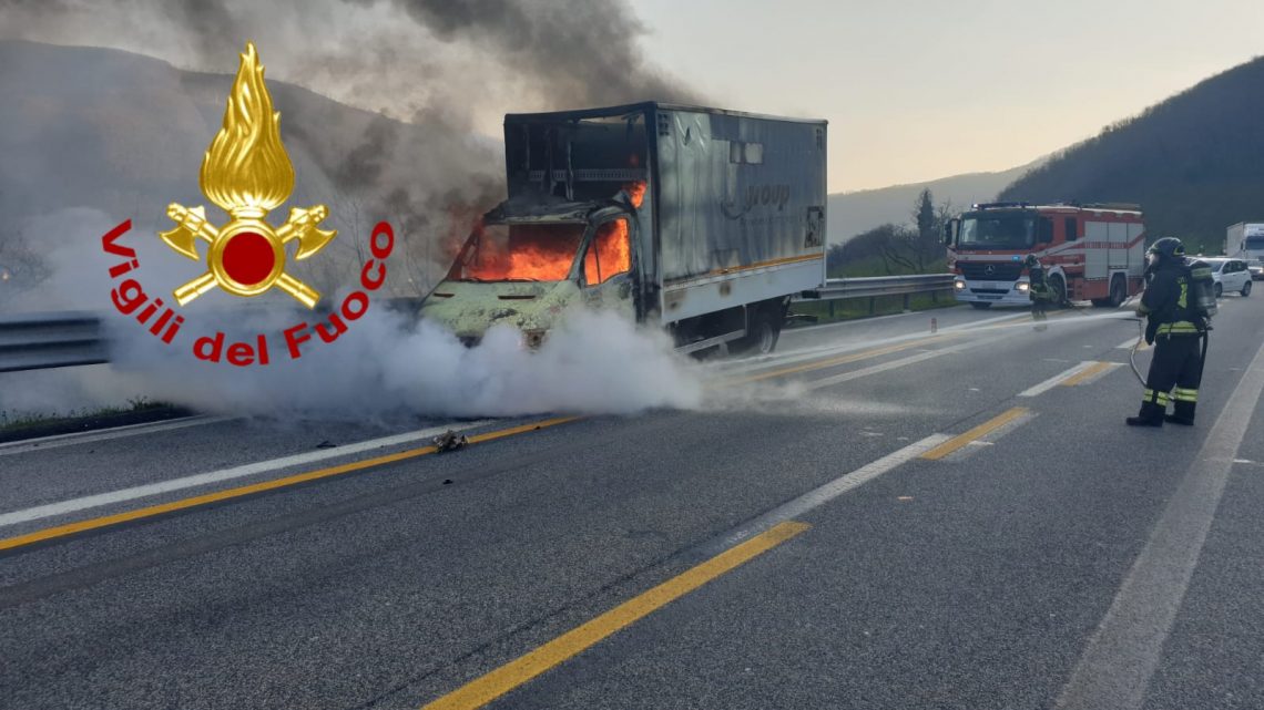 Autocarro in fiamme sull’autostrada A16 Napoli-Canosa