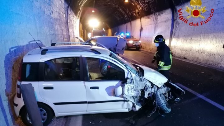 INCIDENTE STRADALE SOTTO LA GALLERIA DI SOLOFRA