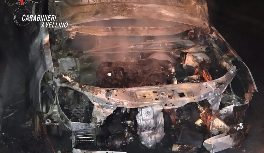 MACCHINA IN FIAMME NELLA NOTTE AD AIELLO DEL SABATO