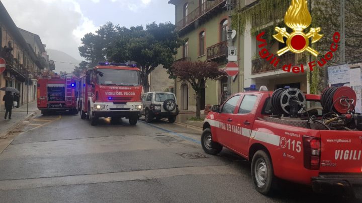 SOTTOTETTO PRENDE FUOCO,TEMPESTIVO INTERVENTO DEI VIGILI DEL FUOCO