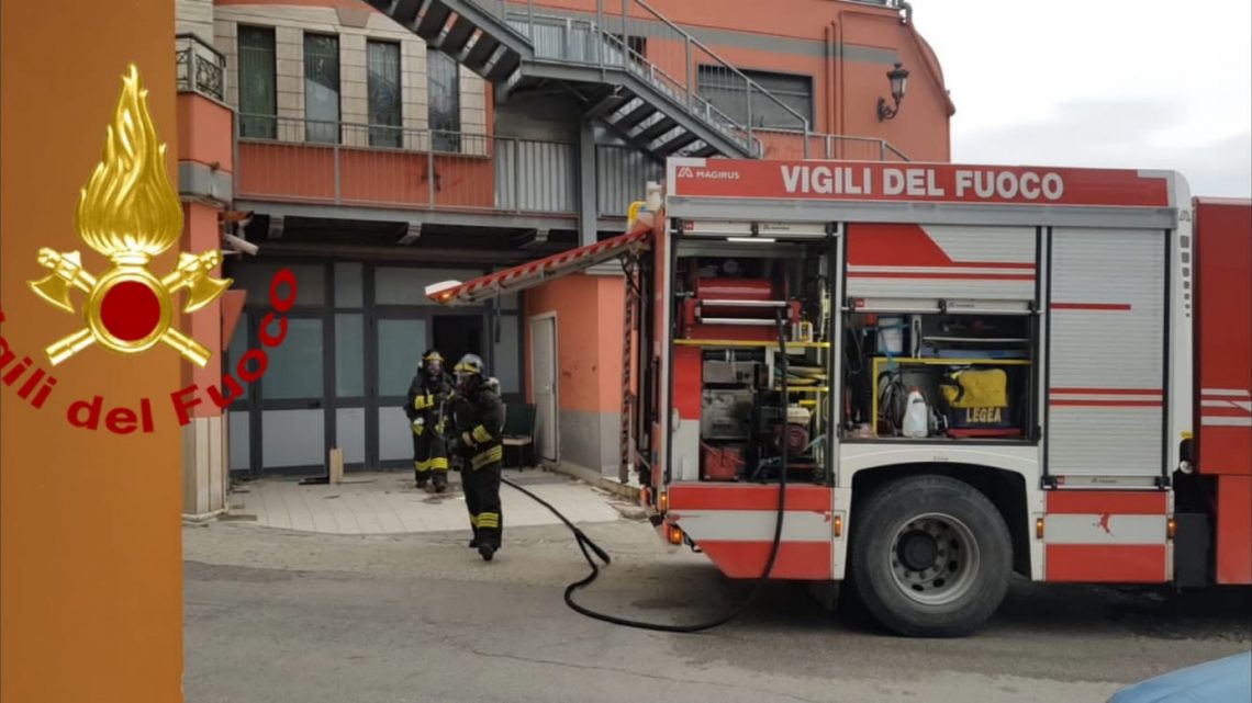 FIAMME IN UNA STRUTTURA ALBERGHIERA, VIGILI DEL FUOCO IN AZIONE