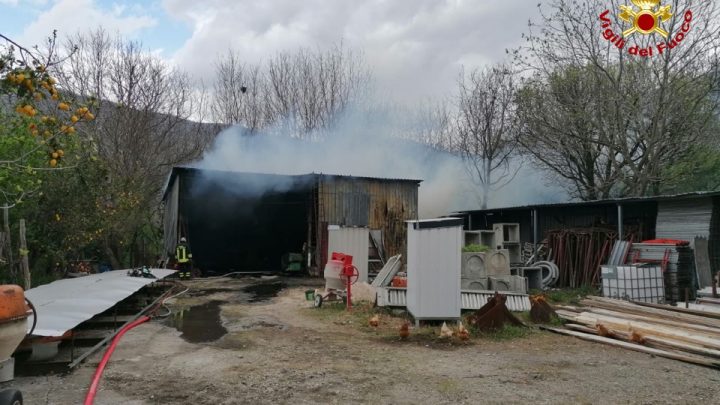 DEPOSITO IN FIAMME NELL’AVELLINESE