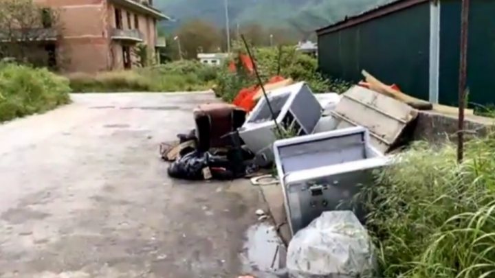 MONTORO – Discarica a cielo aperto scoperta in città: trovati rifiuti di ogni genereVecchi condizionatori e climatizzatori, un divano, calcinacci, scarti edili e altri rifiuti abbandonati.Ora si cercano i “furbetti”