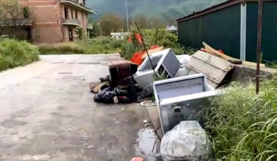 MONTORO – Discarica a cielo aperto scoperta in città: trovati rifiuti di ogni genereVecchi condizionatori e climatizzatori, un divano, calcinacci, scarti edili e altri rifiuti abbandonati.Ora si cercano i “furbetti”
