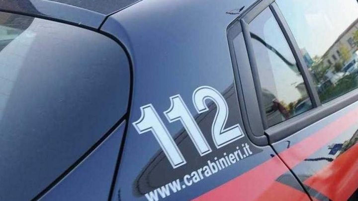 ARIANO IRPINO (AV) – GARAGE TRASFORMATO IN AUTOFFICINA: I CARABINIERI DENUNCIANO UN 50ENNE E SEQUESTRANO ATTREZZATURE E PEZZI D’AUTO.