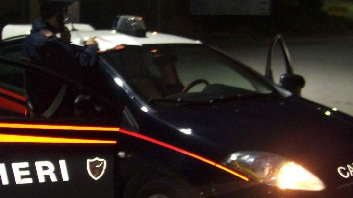 Distrugge la vetrina di un negozio ma viene bloccato, denunciato 25enne di origini straniere