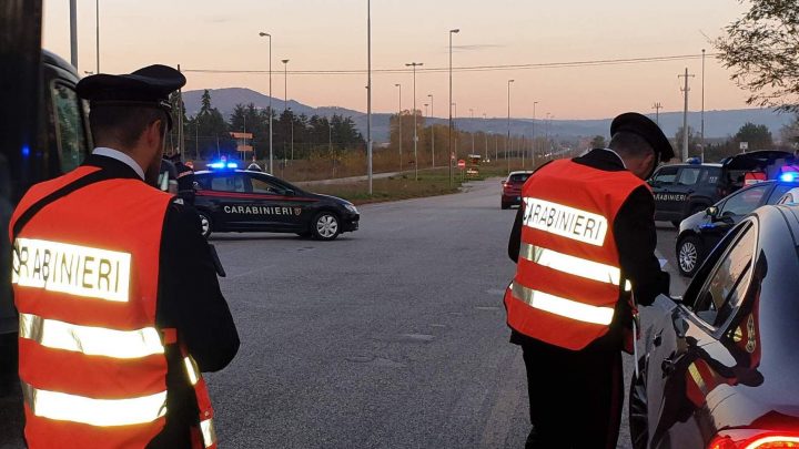 GROTTAMINARDA (AV) – IN GIRO CON DUE GROSSI BASTONI: 60ENNE DENUNCIATO DAI CARABINIERI.
