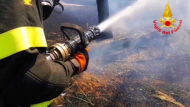Campo di grano in fiamme ad Ariano Irpino in contrada Camporeale , vasto spiegamento dei pompieri