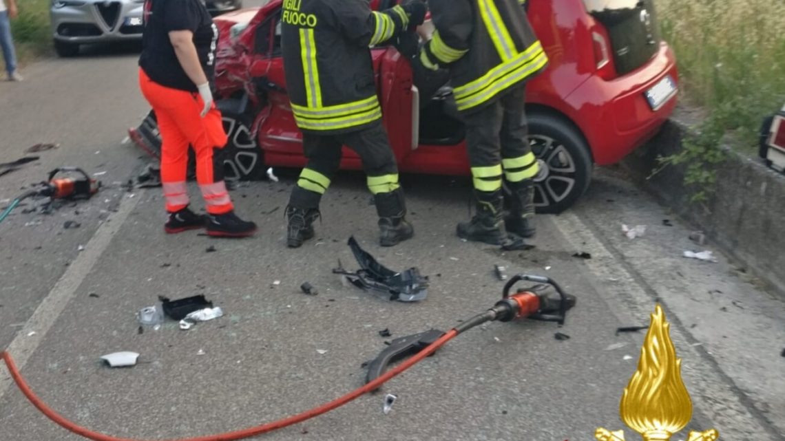 Intervento dei Vigili del Fuoco per incidente stradale sulla SP 57 nel territorio del comune di Mirabella Eclano