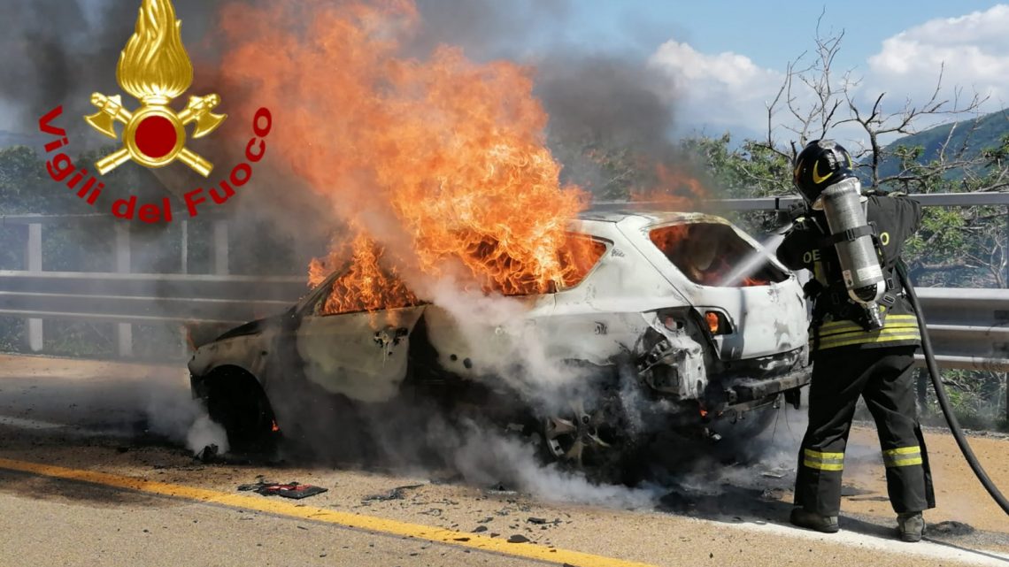 Auto in fiamme sull’autostrada  A16 Napoli – Canosa, intervengono i vigili del fuoco di Avellino