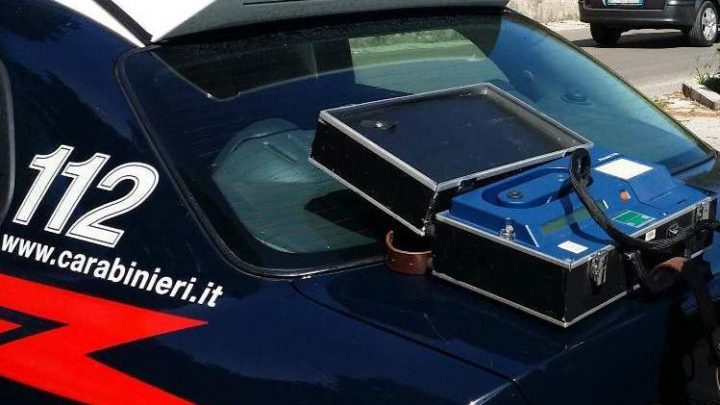 MONTELLA (AV) – IN GIRO CON UN’ASCIA, RIFIUTA DI FORNIRE LE PROPRIE GENERALITÀ E DI SOTTOPOSTI AL TEST ALCOLEMICO: DENUNCIATO DAI CARABINIERI