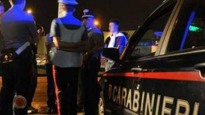 MONTORO (AV) – DI NOTTE DISTURBANO IL RIPOSO MA, SCOPERTI, FINISCE MALE. I CARABINIERI DENUNCIANO 7 PERSONE, DI CUI 5 MINORENNI