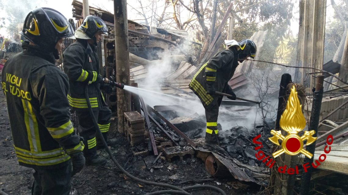 Incendio in un vecchio casolare, tre squadre impegnate nell’incendio