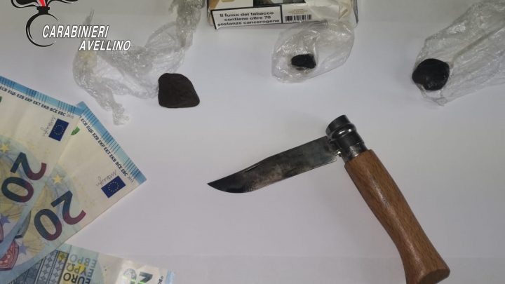 MERCOGLIANO (AV) – CARABINIERE LIBERO DAL SERVIZIO SI IMBATTE IN UNO SPACCIATORE: DENUNCIATO UN VENTENNE