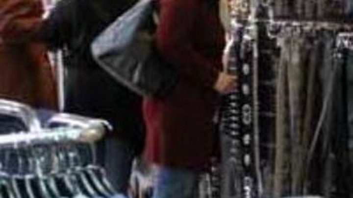 ATRIPALDA (AV) – SORPRESA A RUBARE CAPI DI ABBIGLIAMENTO: 40ENNE DENUNCIATA DAI CARABINIERI