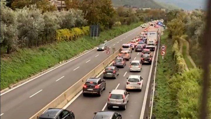 PANICO IN AUTOSTRADA, RISSA TRA TIFOSI DELL’AVELLINO E PAGANESE.