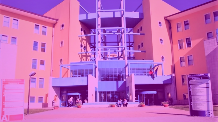 Il piccolo Angelo, simbolo della forza della vita, dimesso in occasione della Giornata Nazionale della Prematurità e la Città ospedaliera lo saluta illuminandosi di viola
