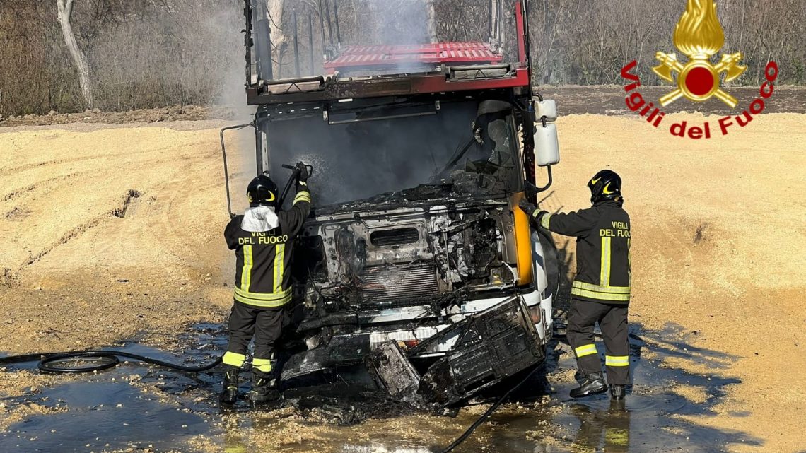 San Michele di Serino, bisarca va a fuoco.