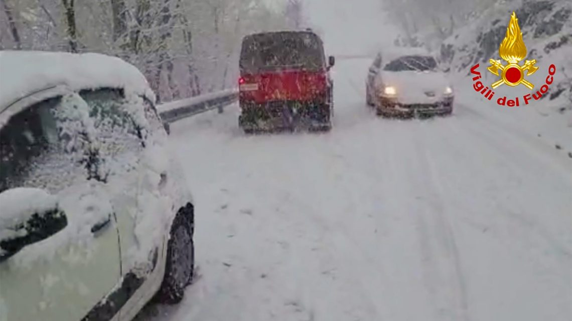 ANCORA MALTEMPO E NEVE IN IRPINIA – GLI ANGELI DAI CASCHI ROSSI SALVANO 12 RAGAZZI. FOTO/VIDEO ANCORA MALTEMPO E NEVE IN IRPINIA – GLI ANGELI DAI CASCHI ROSSI SALVANO 12 RAGAZZI. FOTO/VIDEO