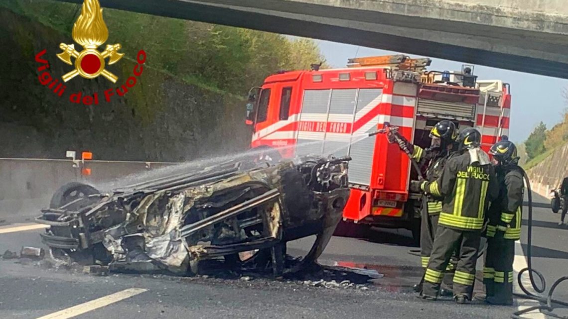 Incidente sull’autostrada A16 Napoli – Canosa, auto sbanda e si ribalta: illeso il conducente