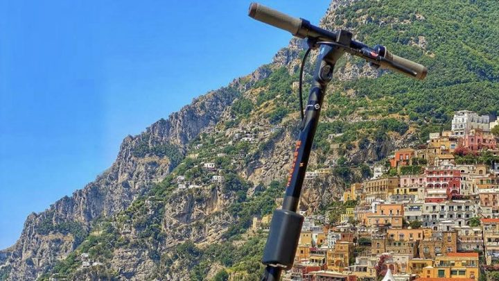 La micro-mobilità elettrica in sharing è realtà in Costiera amalfitana con e-bike e monopattini. Sabato la presentazione del progetto Elettrify – Micro-mobilità Sostenibile