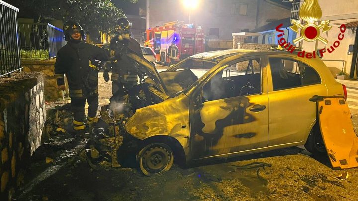 PAURA A FORINO (Av) – AUTO IN FIAMME NELLE PRIME ORE DEL MATTINO