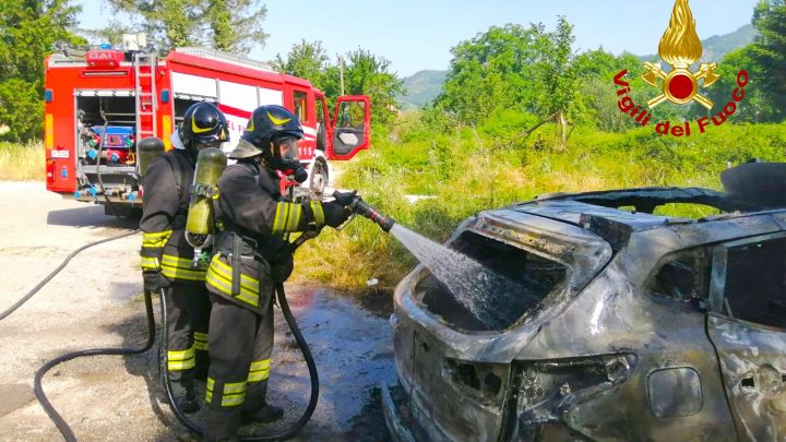 SOLOFRA – AUTO INCENDIATA: INTERVENGONO I VIGILI DEL FUOCO