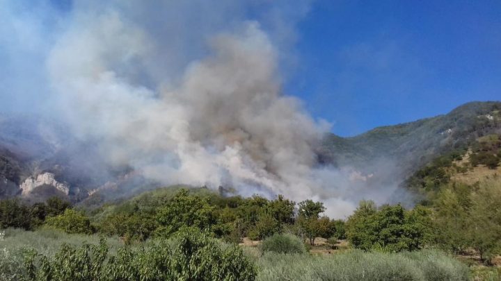 Incendio a Maddaloni nei pressi del Santuario di San Michele – Protezione civile Regione Campania già sul posto