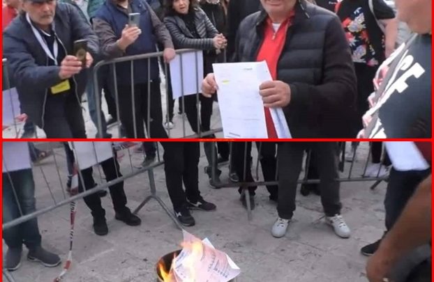Ariano Irpino, commercianti bruciano le bollette in piazza davanti al Comune
