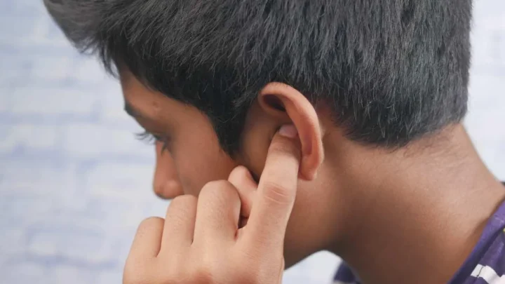 Orecchio tappato? 4 rimedi naturali per contrastarlo