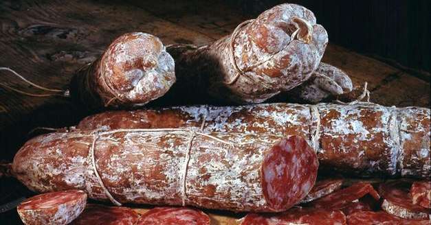 Salumi senza etichetta, i carabinieri denunciano titolare di un salumificio Salumi senza etichetta, i carabinieri denunciano titolare di un salumificio