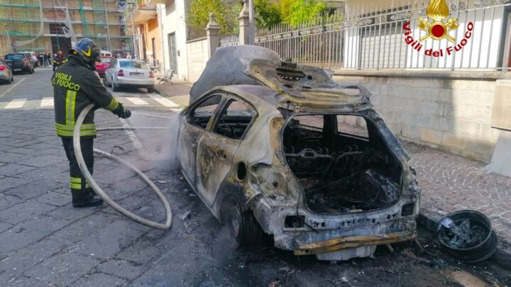 Auto in sosta prende improvvisamente fuoco, intervengono i vigili del fuoco