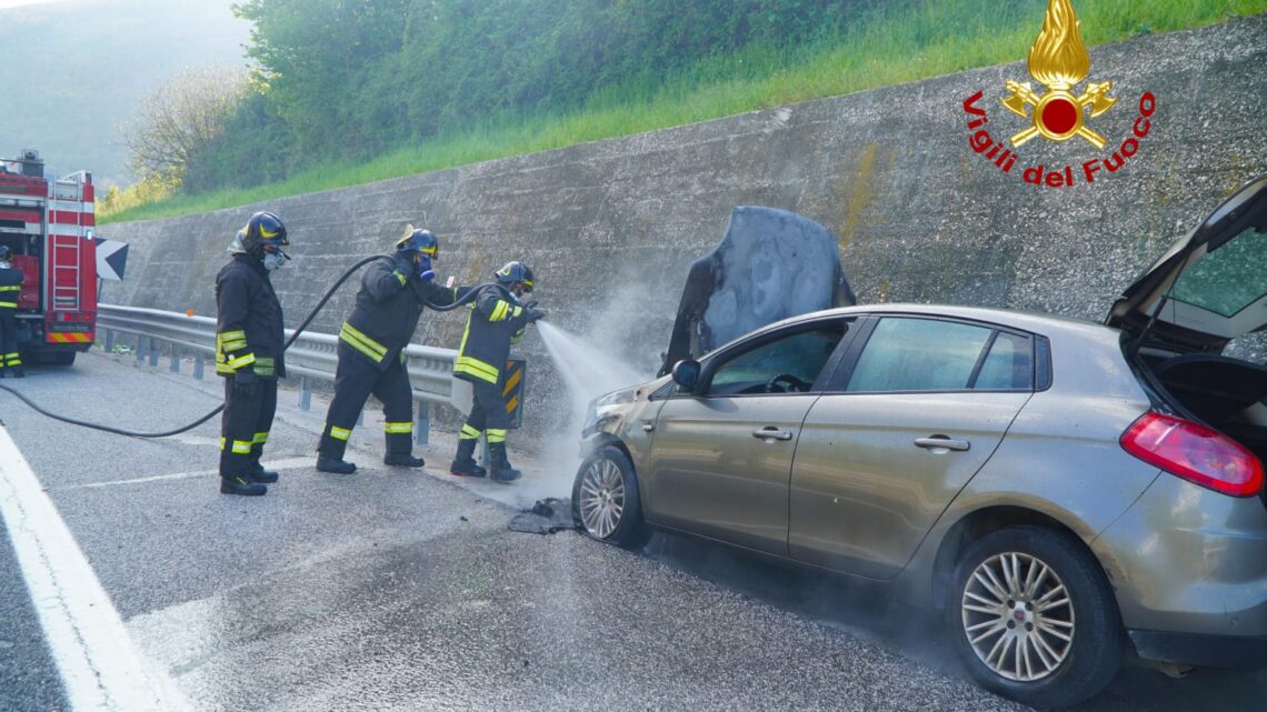 Fiamme in autostrada: prende fuoco un auto, paura per il conducente