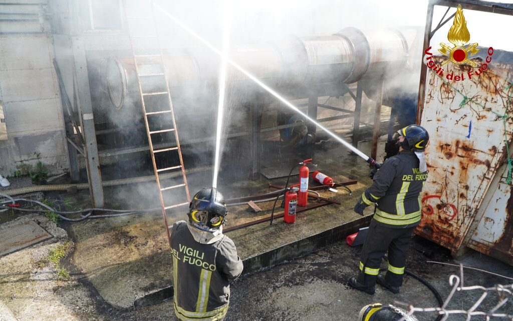 SOLOFRA – Opificio in fiamme: scarti di pellame distrutti
