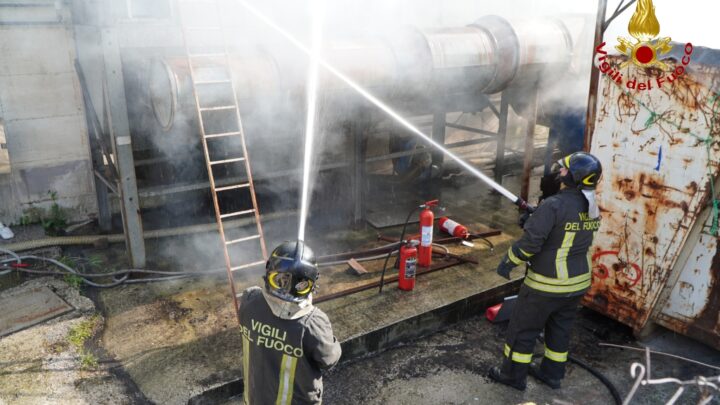 SOLOFRA – Opificio in fiamme: scarti di pellame distrutti
