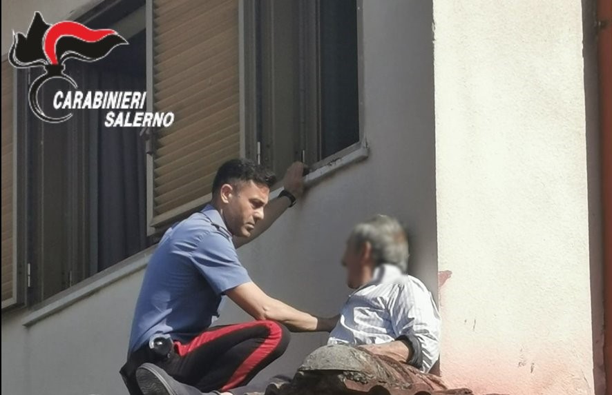 MONTECORVINO ROVELLA (SA): 81ENNE IN GRAVE PERICOLO BLOCCATO SUL CORNICIONE DI CASA, SALVATO DAI CARABINIERI MONTECORVINO ROVELLA (SA): 81ENNE IN GRAVE PERICOLO BLOCCATO SUL CORNICIONE DI CASA, SALVATO DAI CARABINIERI