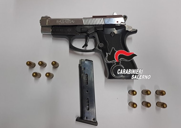PAGANI(SA) – NASCONDE NEL CASSETTO DI UN COMODINO UNA PISTOLA SCACCIACANI MODIFICATA, ARRESTATO DAI CARABINIERI UN 71ENNE DELL’AGRO NOCERINO SARNESE