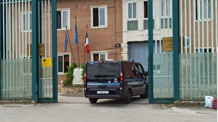 ANCORA RIFLETTORI ACCESI AL CARCERE DI AVELLINO – Ritrovati 7 panetti presumibilmente di hashish,  caricabatterie e tre manganelli di legno ricavato dai tavolini