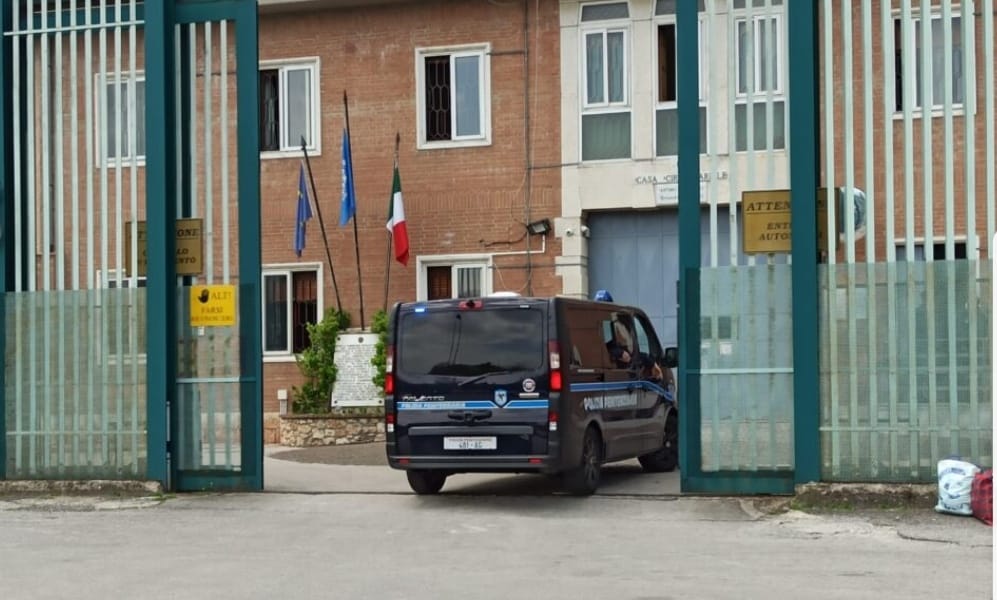 ANCORA RIFLETTORI ACCESI AL CARCERE DI AVELLINO – Ritrovati 7 panetti presumibilmente di hashish, caricabatterie e tre manganelli di legno ricavato dai tavolini ANCORA RIFLETTORI ACCESI AL CARCERE DI AVELLINO – Ritrovati 7 panetti presumibilmente di hashish, caricabatterie e tre manganelli di legno ricavato dai tavolini