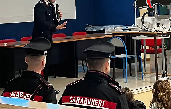 BATTIPAGLIA (SA): I CARABINIERI TRA GLI ALUNNI PER DIFFONDERE E PROMUOVERE LA CULTURA DELLA LEGALITÀ