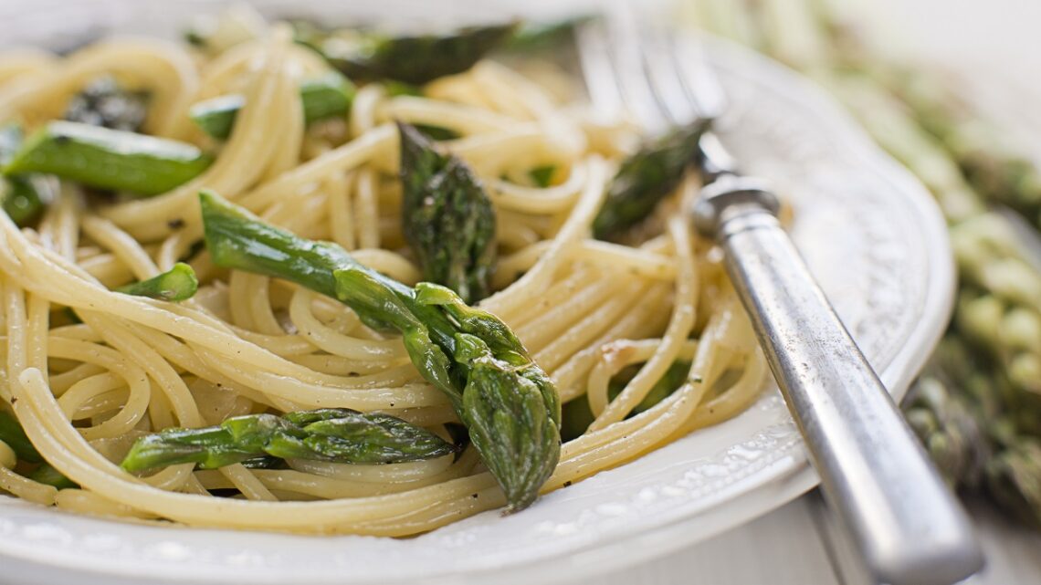Spaghetti con asparagi selvatici o coltivati. La ricetta