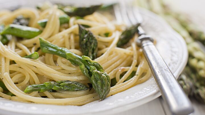 Spaghetti con asparagi selvatici o coltivati. La ricetta
