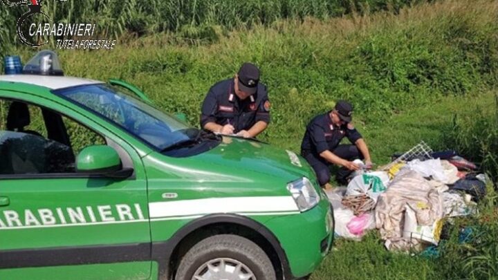 BUCCINO (SA): ABBANDONA RIFIUTI DOMESTICI IN STRADA, SANZIONATO DAI CARABINIERI FORESTALI