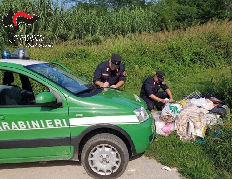 BUCCINO (SA): ABBANDONA RIFIUTI DOMESTICI IN STRADA, SANZIONATO DAI CARABINIERI FORESTALI