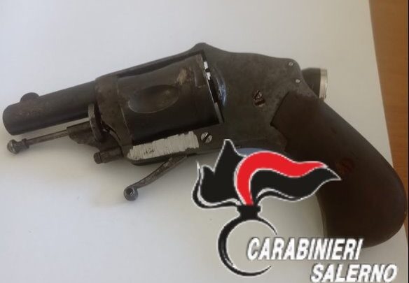 NASCONDEVA IN UN TERRENO UNA PISTOLA CON MATRICOLA ABRASA, ARRESTATO 59ENNE