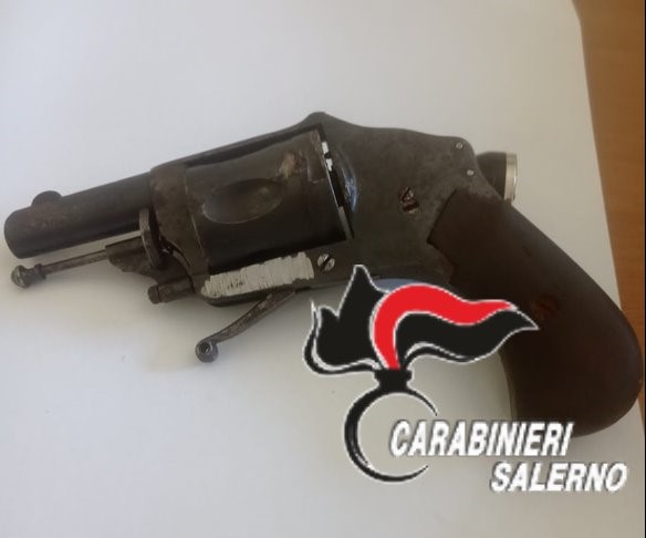 NASCONDEVA IN UN TERRENO UNA PISTOLA CON MATRICOLA ABRASA, ARRESTATO 59ENNE