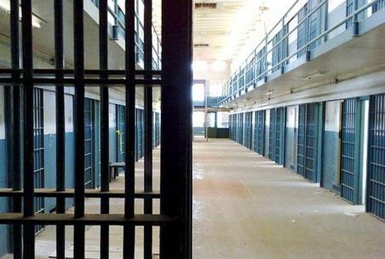 QUATTRO CELLULARI SCOPERTI NEL CARCERE ARIANESE